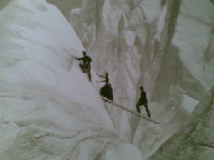 P. 111 Anonyme: traversée d'une crevasse, massif du Mont Blanc, fin XIXe siècle (Bibliothèque municipale de Grenoble), détail.